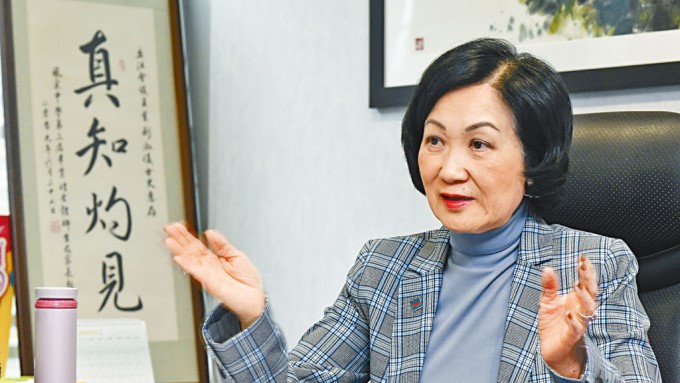 葉劉淑儀指要在引入優質勞工的同時,顧及本地人的薪酬水平。資料圖片