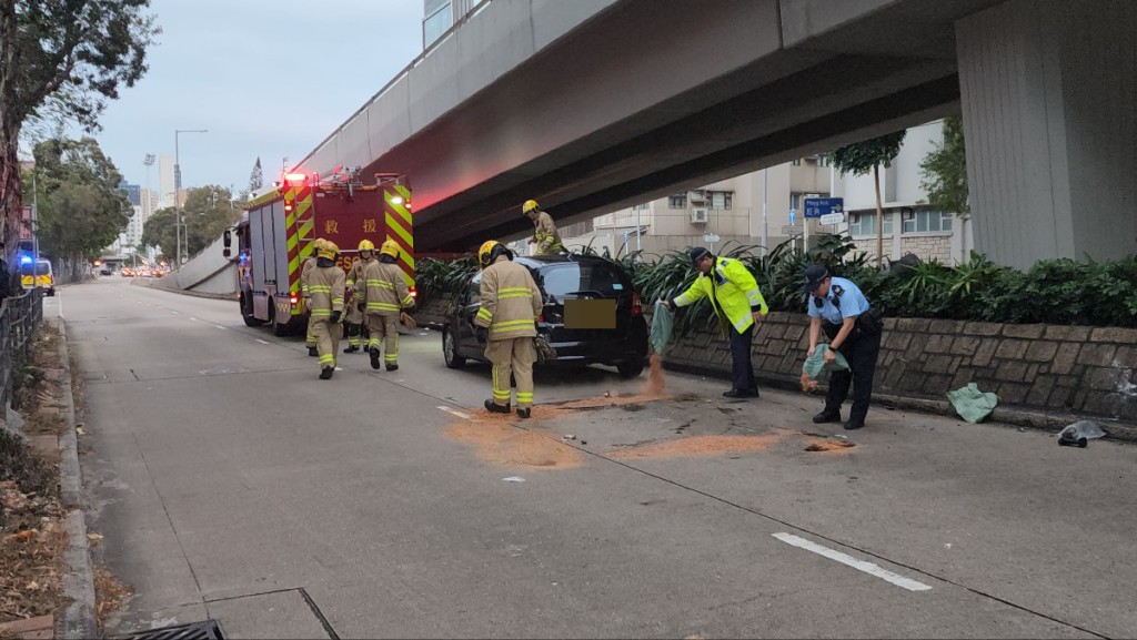 私家車車頭輕微損毀，有偈油漏出路面，人員須用木糠清理。黃文威攝