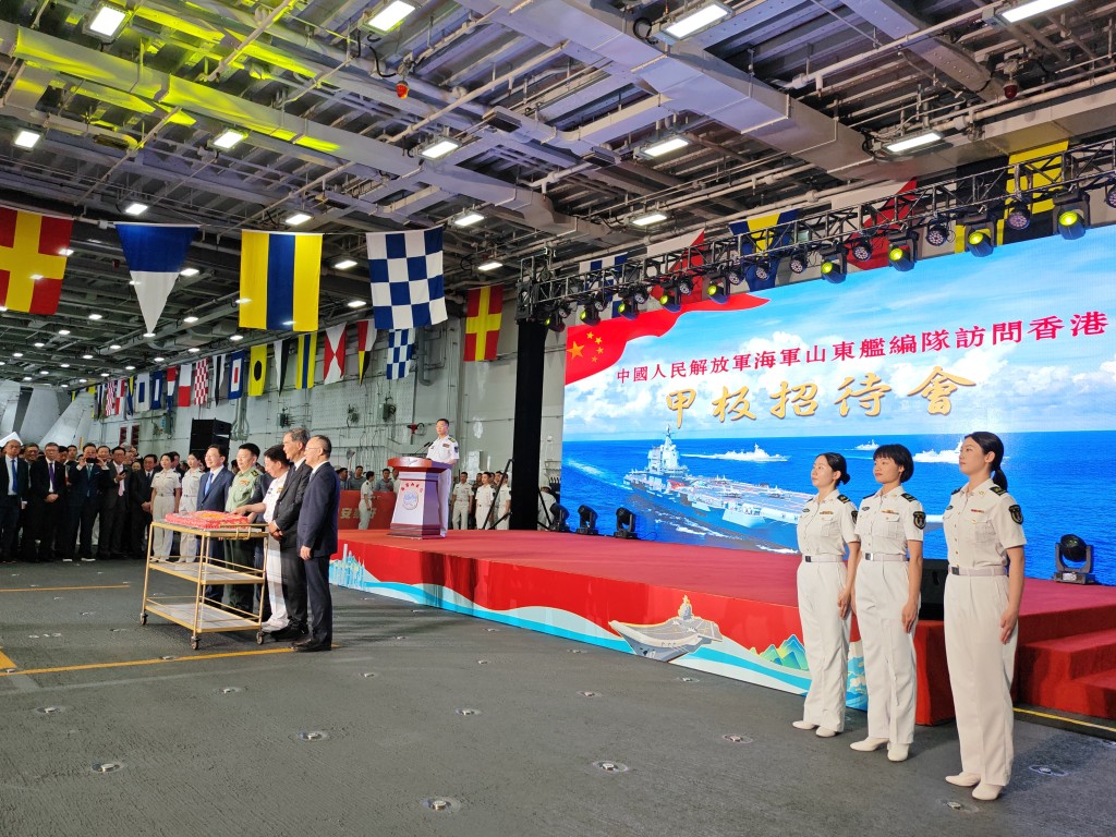 山東艦上的甲板招待會。陳勇提供圖片 山東艦上的甲板招待會。陳勇提供圖片