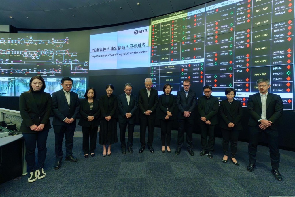 港鐵主席歐陽伯權聯同行政總裁金澤培、常務總監－香港客運服務楊美珍等早8時於車務控制中心默哀3分鐘。