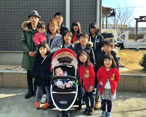 漆山一家14口。