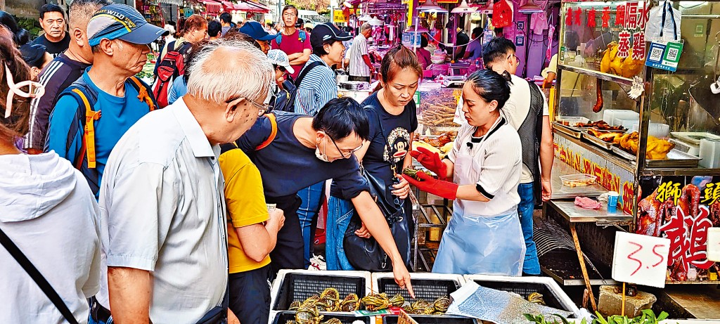 不少港人趁蟹季北上買大閘蟹，指內地蟹價較本港便宜。