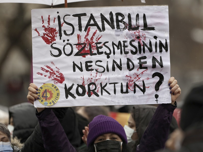 示威者手持標語的橫額抗議。AP