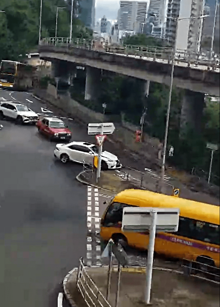 私家車倒後駛離。fb：車cam L（香港群組）