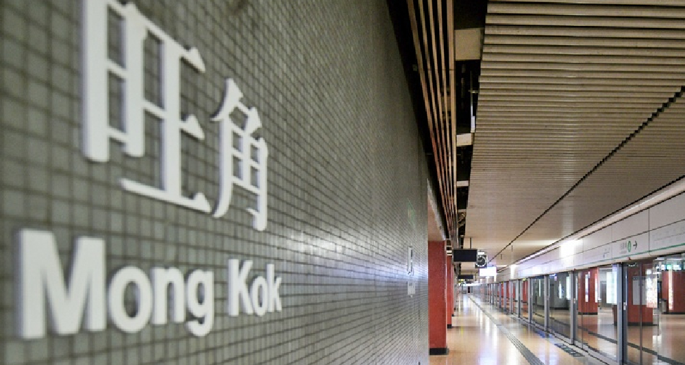 警方在旺角港鐵站拘捕一名懷疑偷拍的男子。(資料圖片)