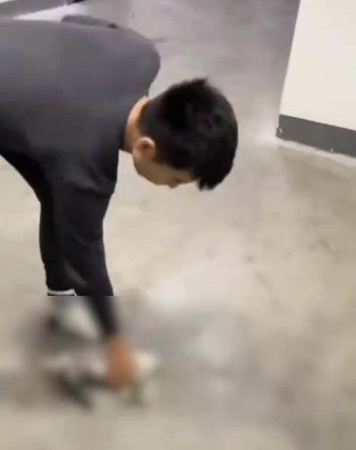 冷血教官再次撿起貓。 網片截圖 冷血教官再次撿起貓。 網片截圖