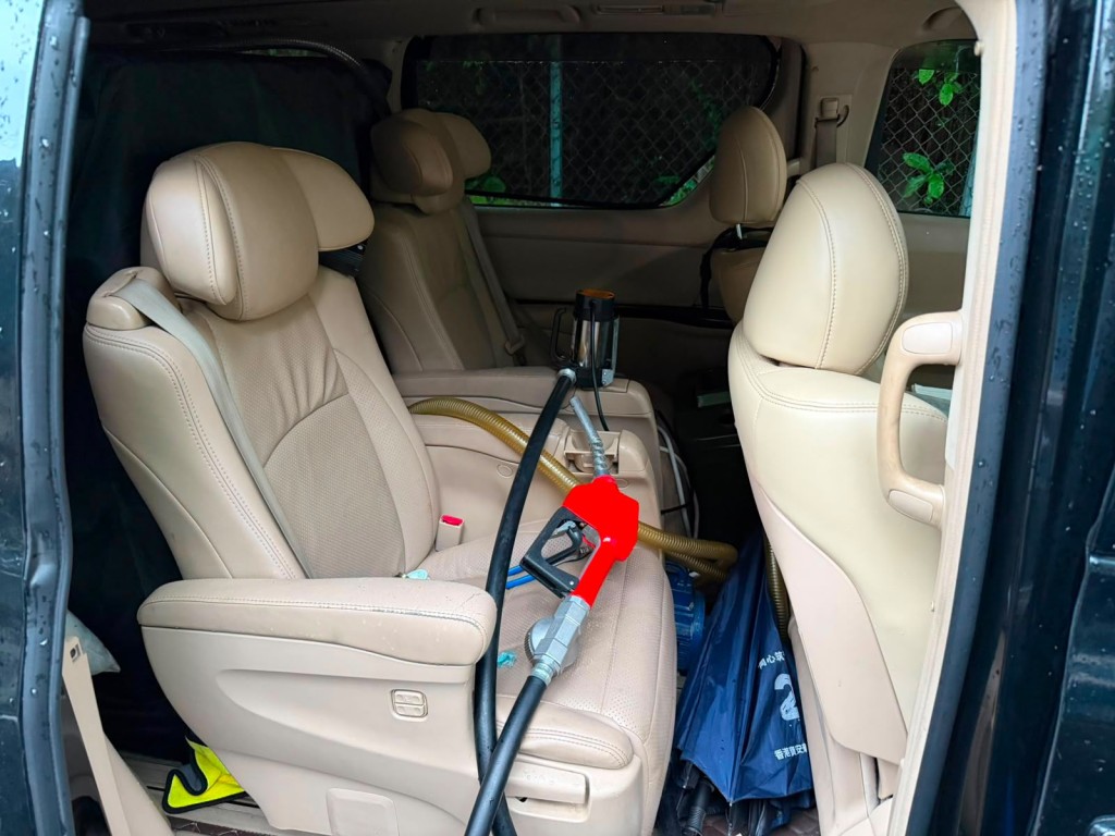 一輛私家車被用作經營流動非法加油站。 一輛私家車被用作經營流動非法加油站。