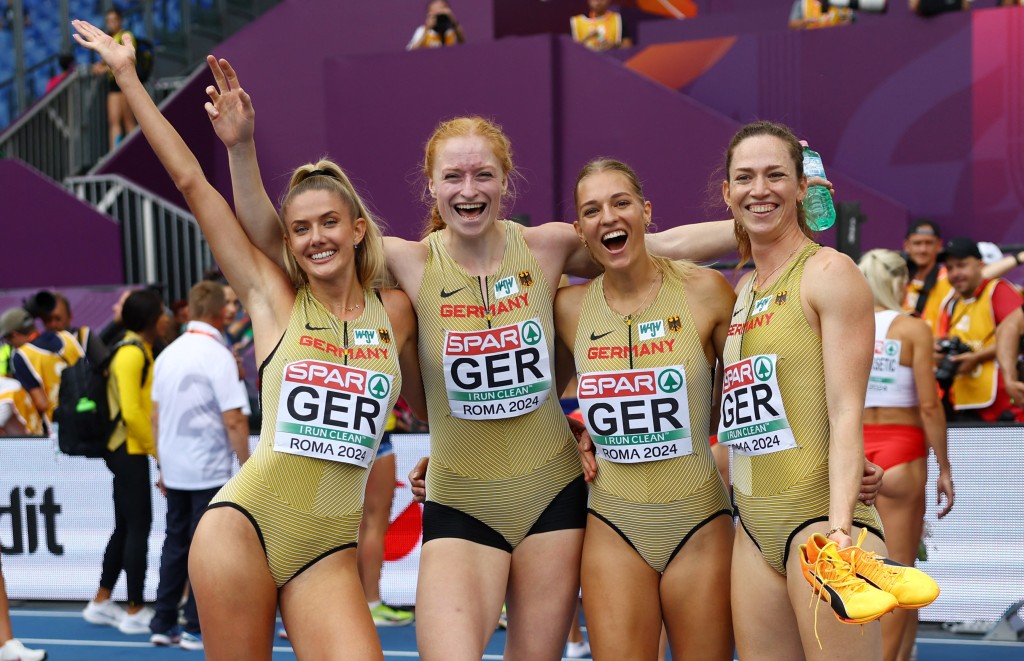 施密特上月在罗马参加欧洲田径锦标赛，在女子4x400米接力热身赛中获得第二名后庆祝。 路透社