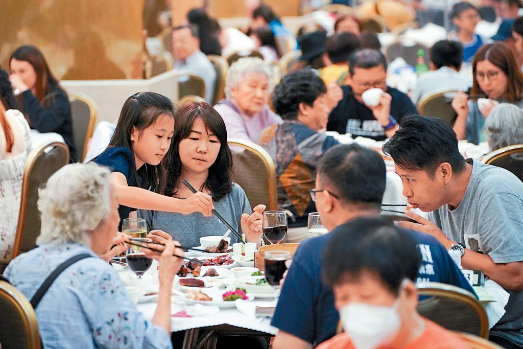 餐饮业指现时内地旅客数量不够，若放宽「一签多行」许多行业都能受惠。