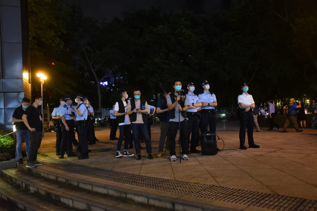 銅鑼灣有人流前往維園。