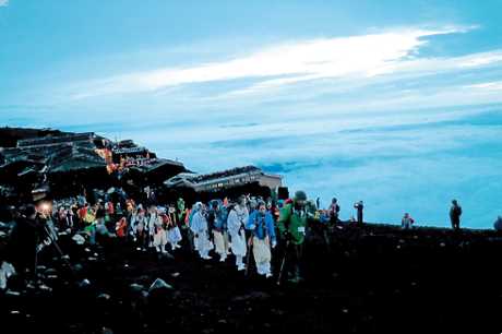 富士山每年仅在7月至9月间开放登山，吸引来自世界各地的登山爱好者前来挑战。资料图片