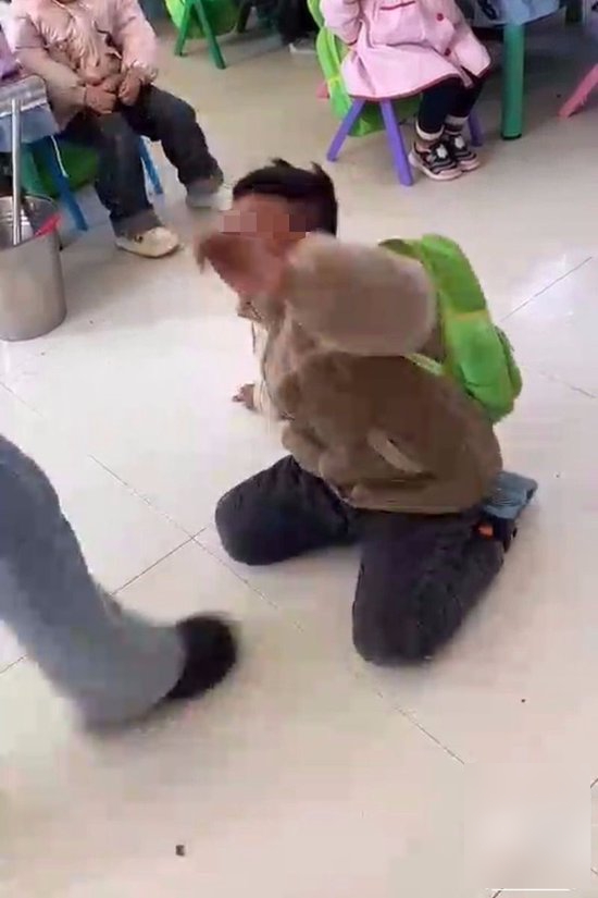 多段短片显示男童被女教师狂殴。