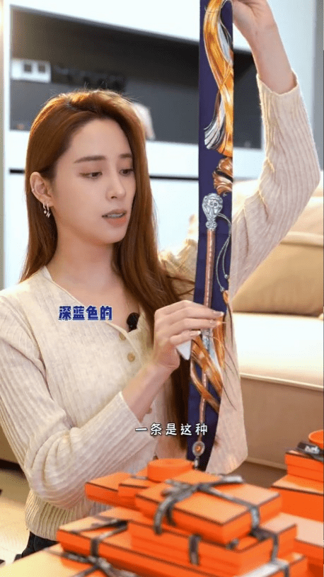 欧阳妮妮率先介绍在杭州入手的价值约1,740元的丝巾。