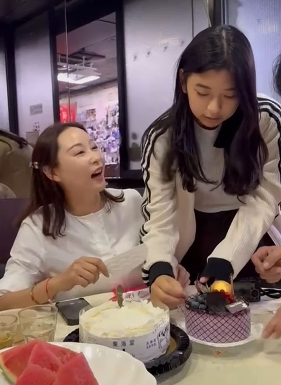楊卓娜的小女兒豹豹站在旁邊,協助媽咪切蛋糕和唱生日歌。 楊卓娜的小女兒豹豹站在旁邊,協助媽咪切蛋糕和唱生日歌。
