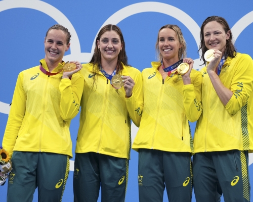 （左起）夏莉絲、邦迪甘葆、麥姬昂和嘉迪甘葆，以破世界紀錄的成績，助澳洲奪得女子4x100米自由泳接力金牌。AP