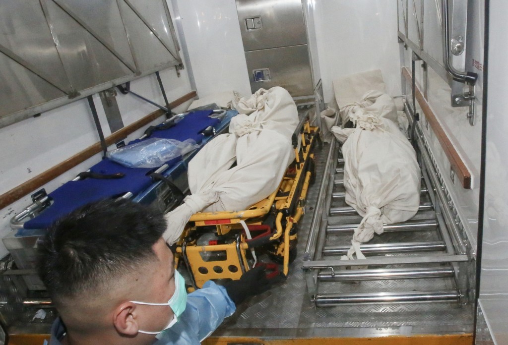 八旬母(右)及其兒子(左)遺體被舁走。 八旬母(右)及其兒子(左)遺體被舁走。