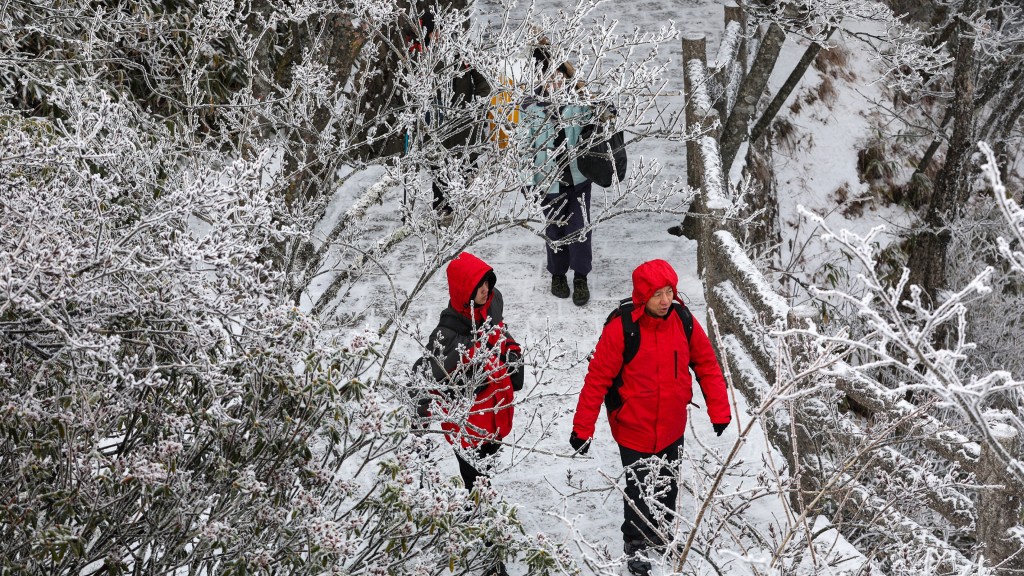 游客在黄山风景区欣赏雪景。 新华社