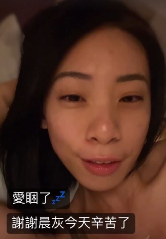 台灣一名女軍官今年2月被流出一條138秒自拍性愛片，被揭發在軍營「打野戰」被解除職務。