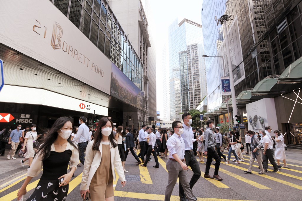 香港出現移民潮，因此需要補充大量人才。