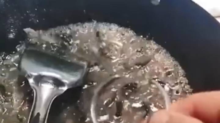 內地一名男子煮野菇期間用銀器試毒,但依然中毒入院。網圖