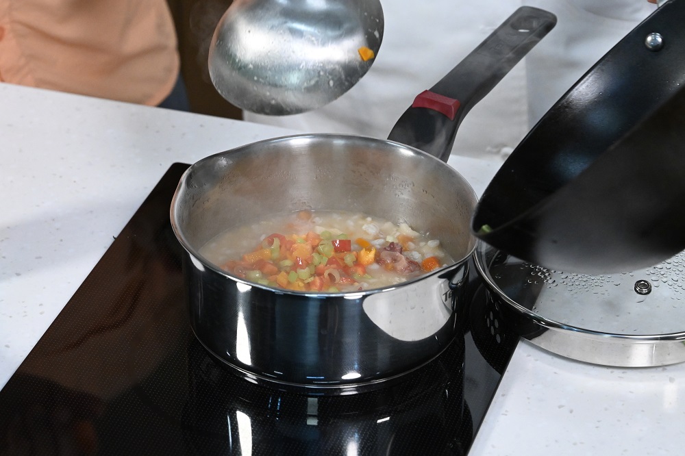 炒過彩椒才加入湯中，可去除青味。