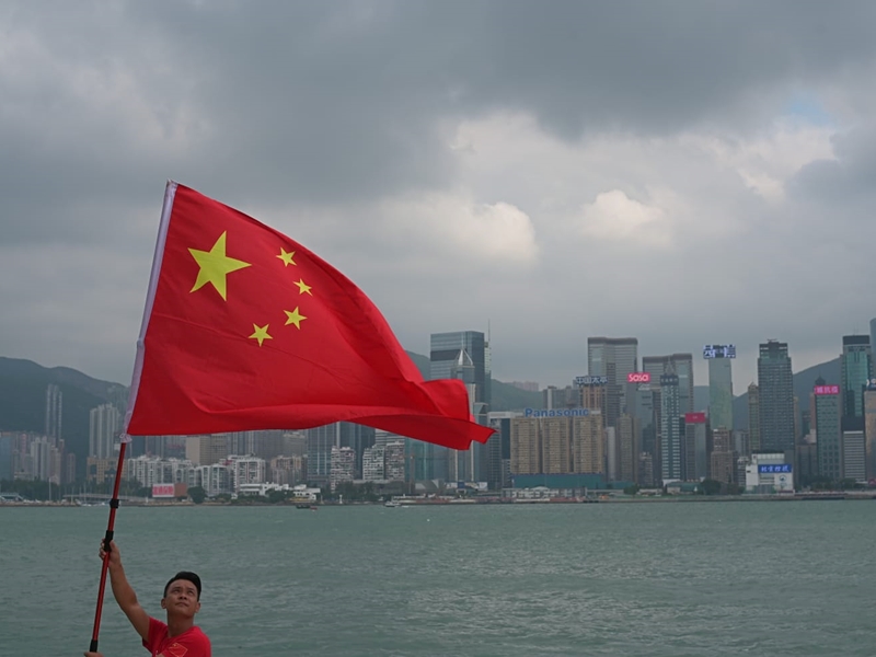 市民於尖沙咀海傍揮旗慶祝國慶。