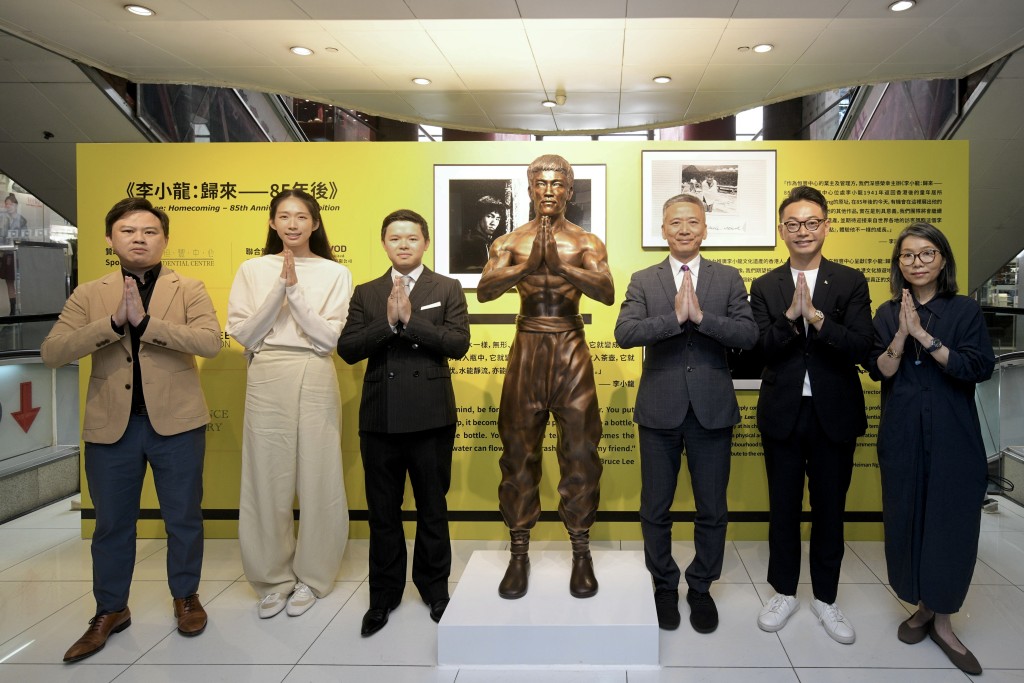 《李小龍：歸來——85年後》展覽今日（27日）於佐敦恆豐中心開幕，立法會議員江旻憓（左二）、姚柏良（右三）到場支持。