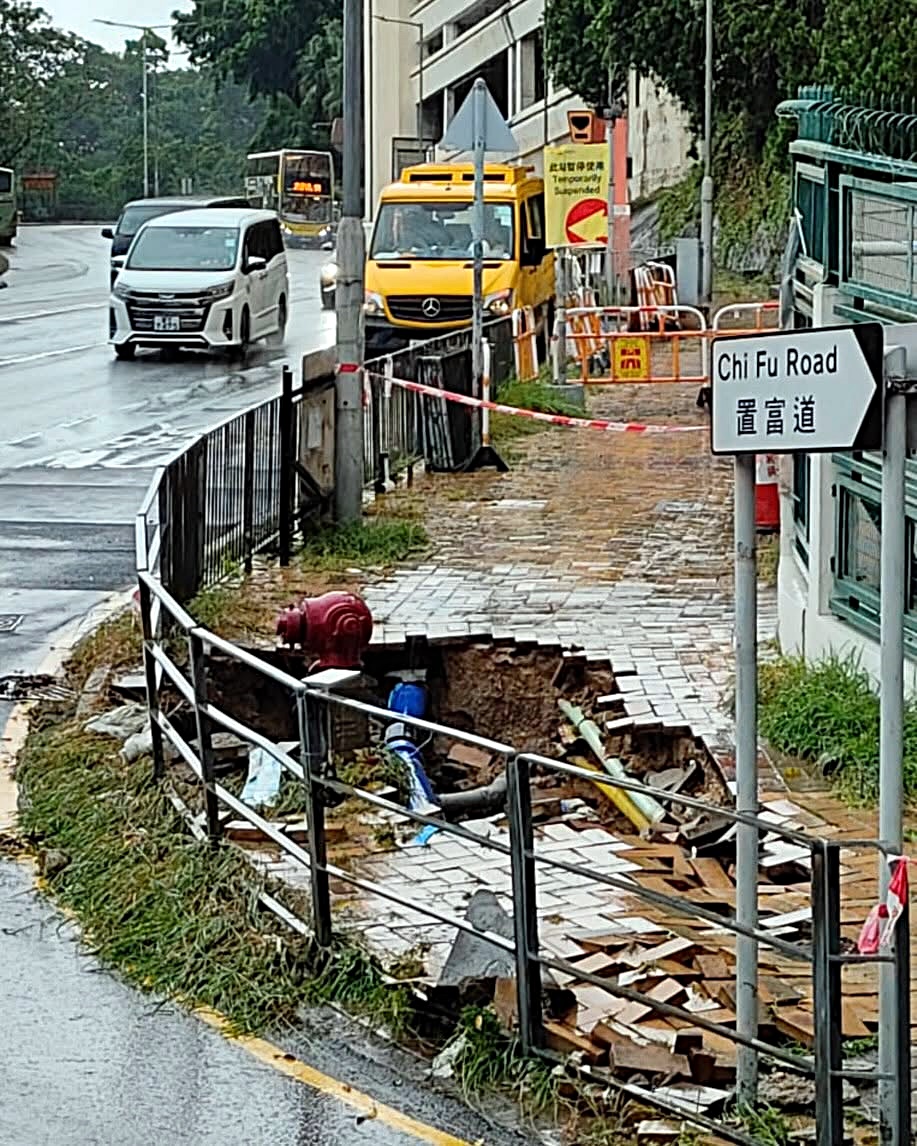 薄扶林置富道行人路出現路陷。fb:崔添偉 薄扶林置富道行人路出現路陷。fb:崔添偉