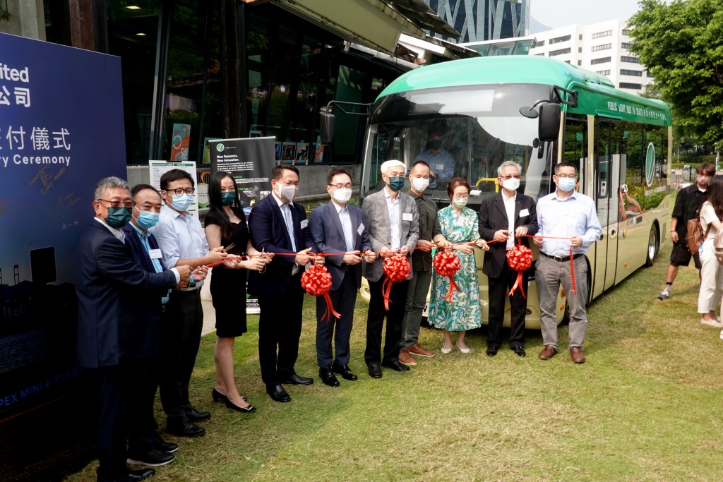 ●电动小巴交车仪式上，出席嘉宾包括运输署及环境局代表、立法会议员及香港汽车交通运输业总工会代表等。 
