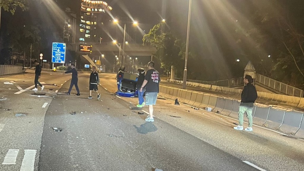 熱心市民在場協助。FB:Bosco Chu@車Cam L(香港群組) 熱心市民在場協助。FB:Bosco Chu@車Cam L(香港群組)