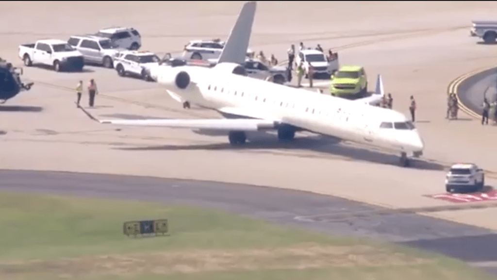 達美航空兩飛機在亞特蘭大相撞，其中一架飛機尾翼幾乎斷裂。圖片來源：X片段截圖