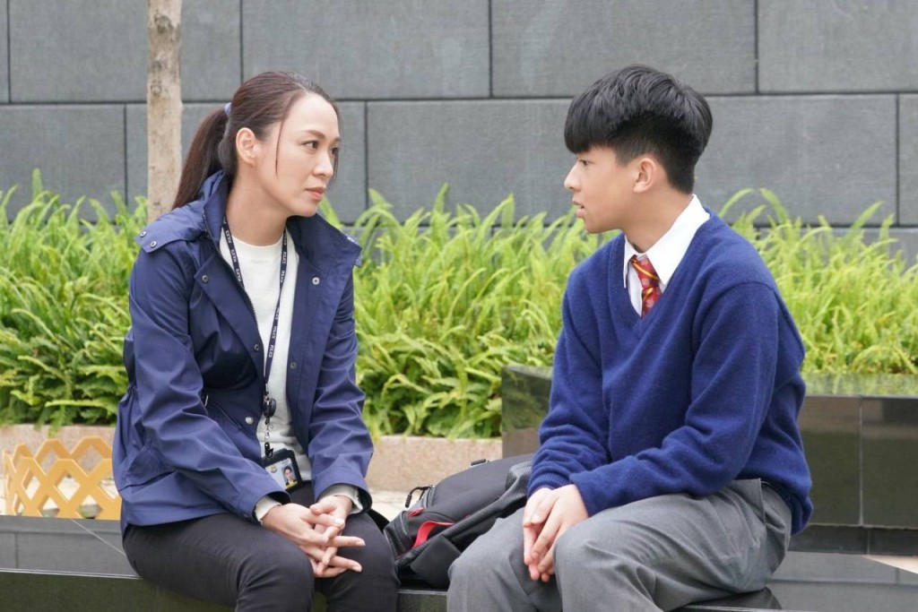陳煒在《黯依守詩護者》中飾演一名單親媽媽女警察。
