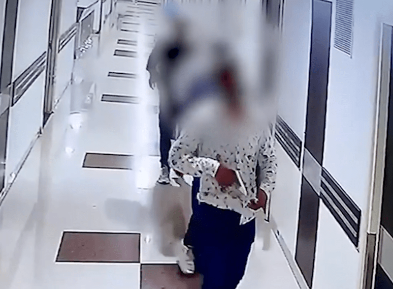 从帕拉斯医院闭路电视画面可见，五名持枪男子进入医院后，沿走廊直奔209号病房。
