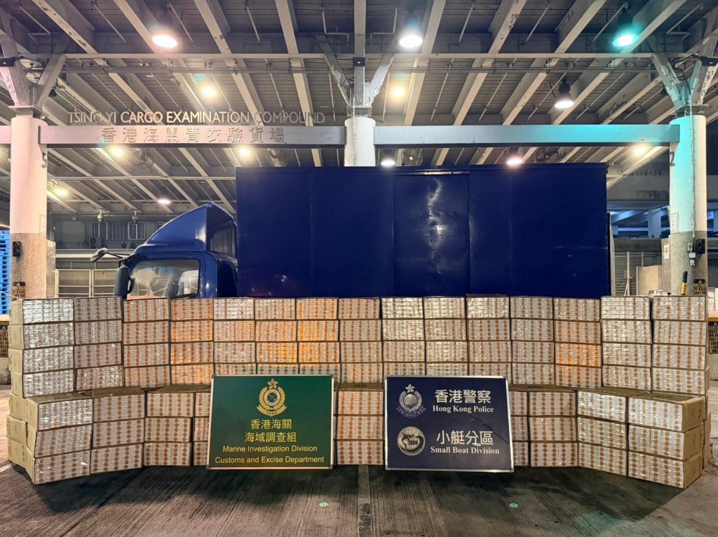 人員檢獲170萬支懷疑私煙，估計市值約760萬元，應課稅值約560萬元，並扣查有關涉案貨車。警方提供