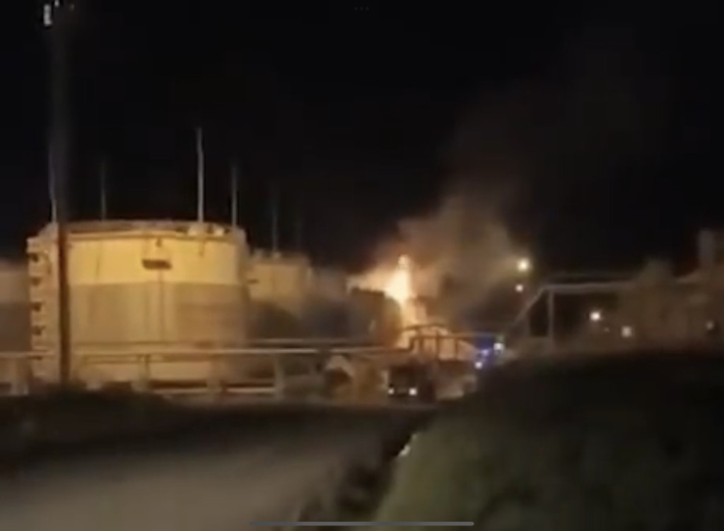 俄罗斯南部克拉斯诺达尔（Krasnodar）的伊利斯基炼油厂（Ilsky Oil Refinery）起火。  Twitter