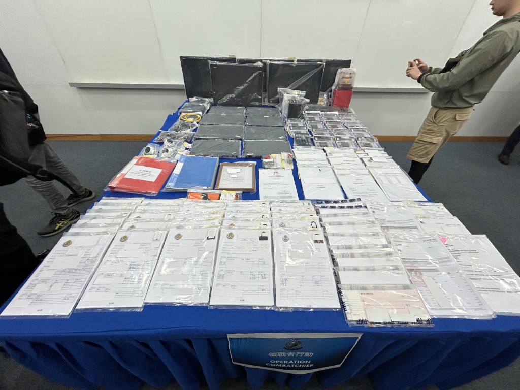 警方展示所得證物。曾志恆攝