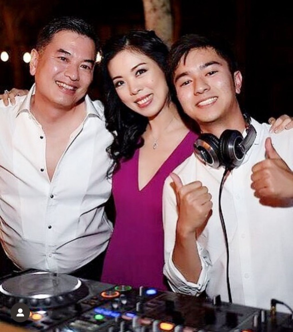 当时吴忠义与Beth Chim在峇里岛举行婚礼，大仔吴澋滔（右）更担任DJ在现场打碟。
