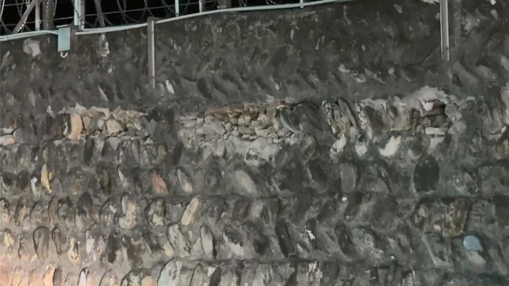 台东监狱外墙出现零星崩落，狱方强调人员均平安无虞，监所运作一切正常。 中时