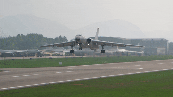 轟-6K具備長航程、防區外打擊的能力是人民空軍重要的空基遠程打擊力量。