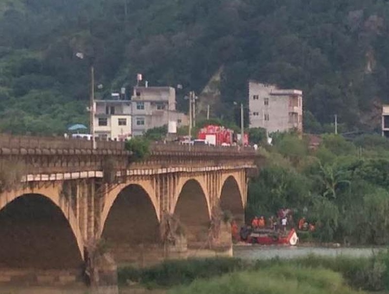 巴士在空中直体翻转180度堕落。