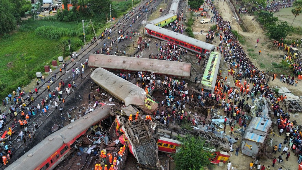印度基建水平落後，火車不時發生意外。