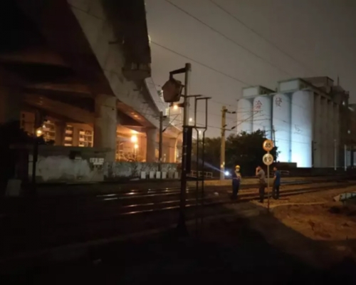 台鐵到場調查後發現是涉事地點的高壓電纜折斷掉落。網圖