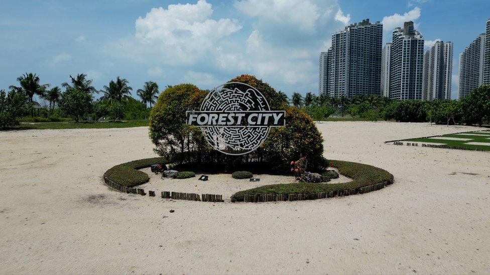 碧桂园在马来西亚柔佛州新山市的岛屿上自己填海，建成人工岛。