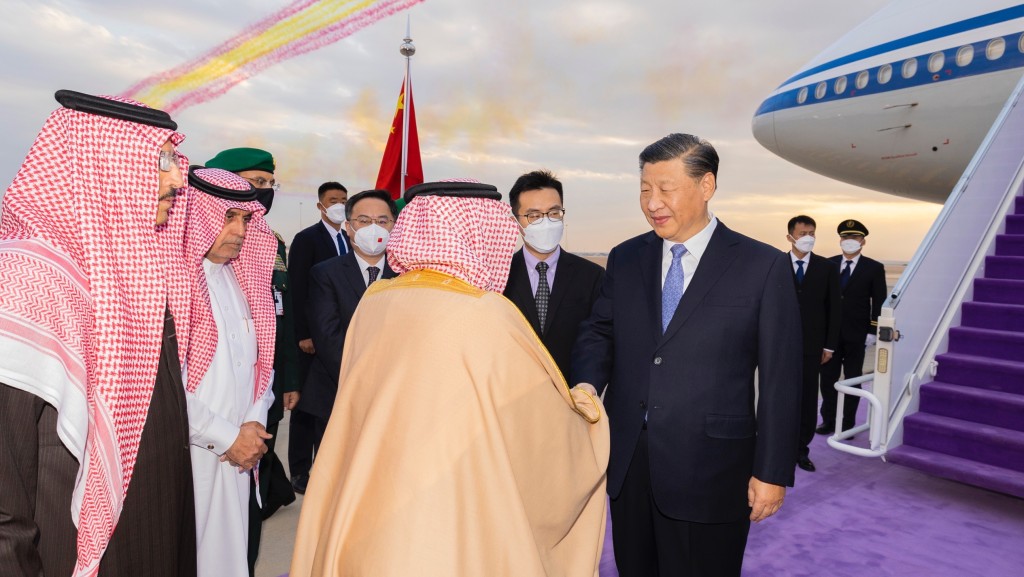 國家主席習近平乘專機抵達利雅得時，沙特利雅得省省長費薩爾親王等熱情迎接。 新華社