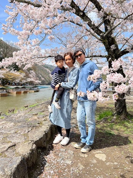 Beatrice與家人同遊京都嵐山賞櫻。