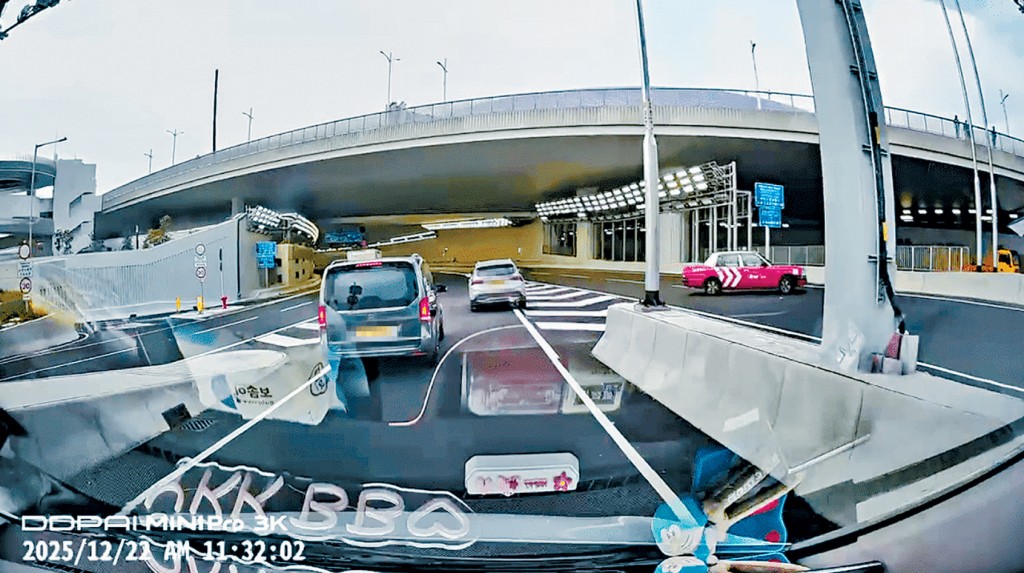 有的士行經中九龍繞道期間違例掉頭。