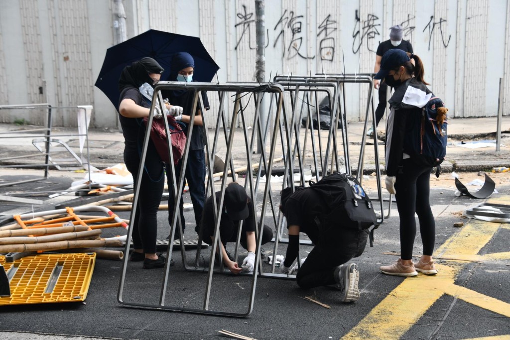 有大批穿黑衣的示威者在浸大附近的道路築路障。