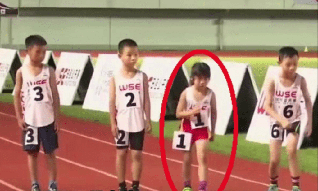 李梓墨是参赛800米中年龄最少，身高最矮的一个。