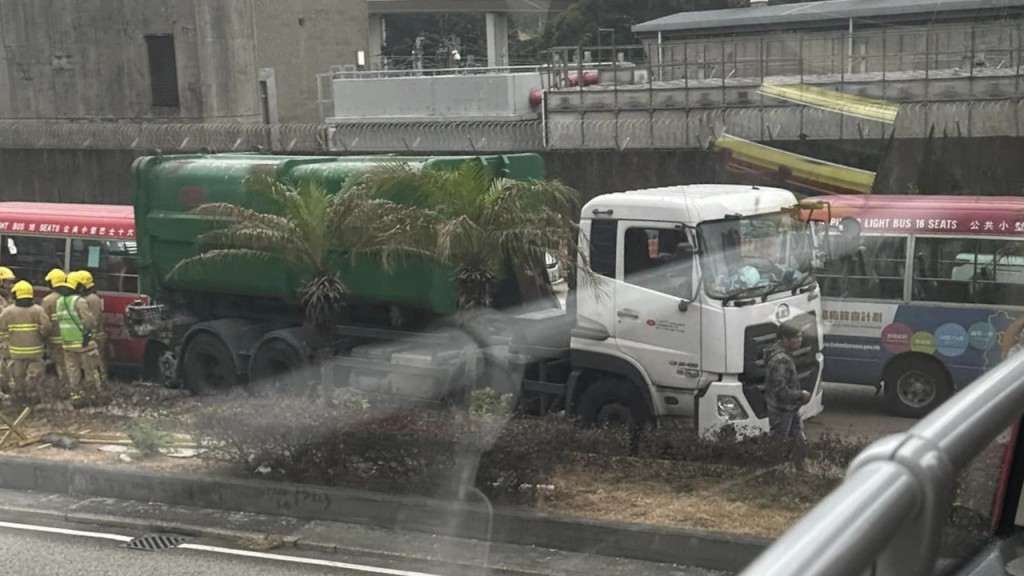 意外牽涉兩部紅色小巴及一部重型貨車。屯門公路塞車關注組FB