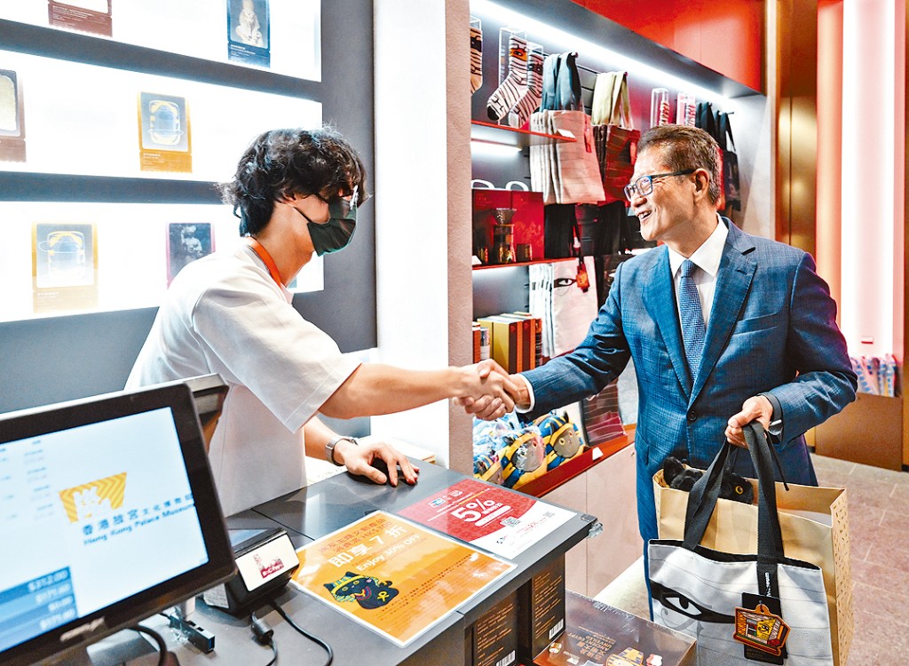 財政司司長陳茂波參觀香港故宮文化博物館，滿載而歸。